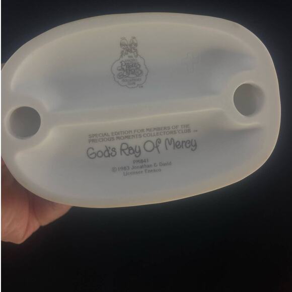 Precious Moments Collector's Club 1983 "God's Ray Of Mercy" Figurine - Picture 6 of 7